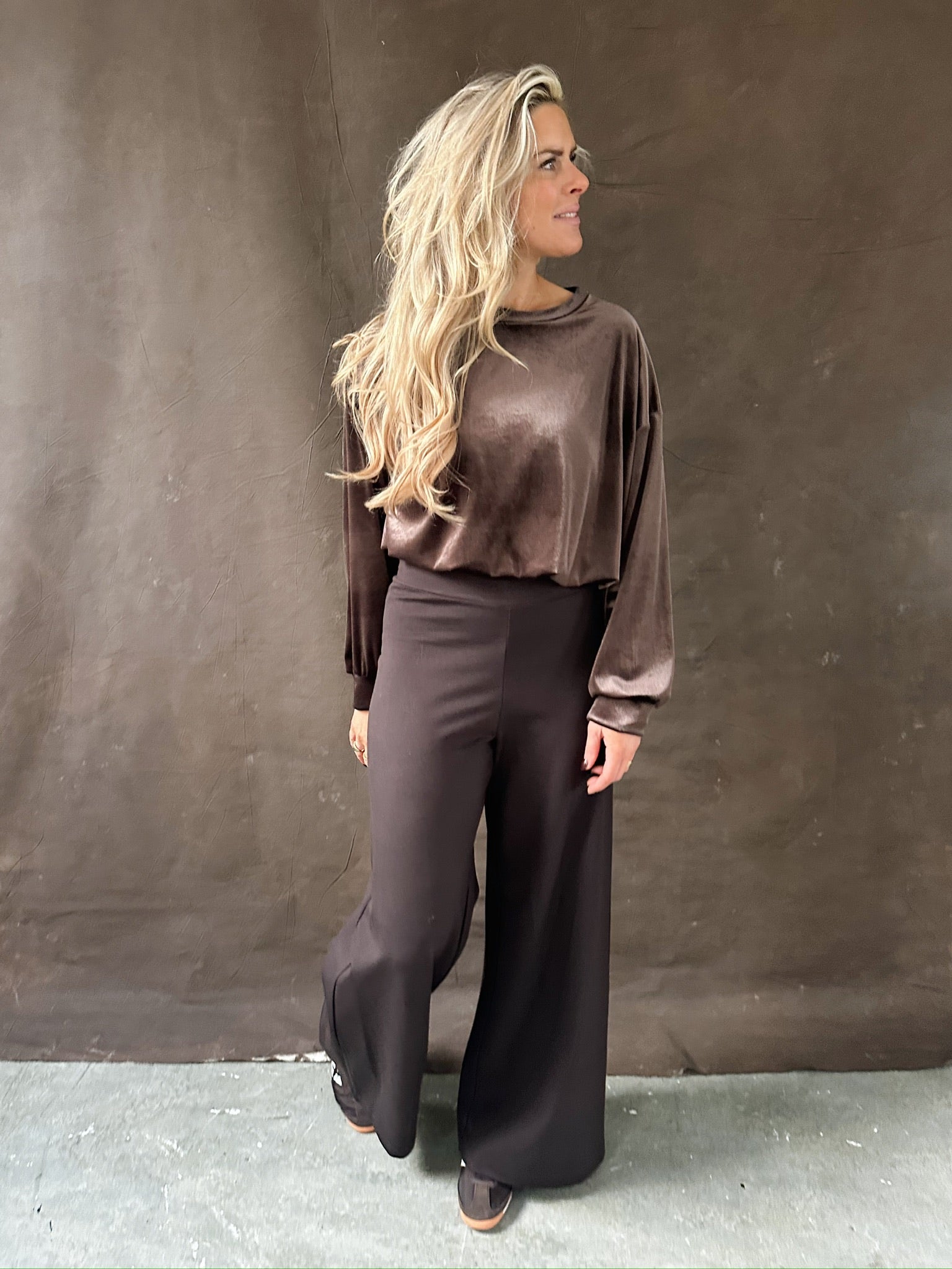 Elena stretch pants donker bruin damesbroek

2️⃣
Donker bruine stretch broek met aangesloten pasvorm

3️⃣
Comfortabele viscose elastan broek donker bruin

4️⃣ (als model zichtbaar is)
Model draagt donker bruine Elena stretch pants maat M

5️⃣ (volledige outfit)
Donker bruine stretch broek gecombineerd met knit top