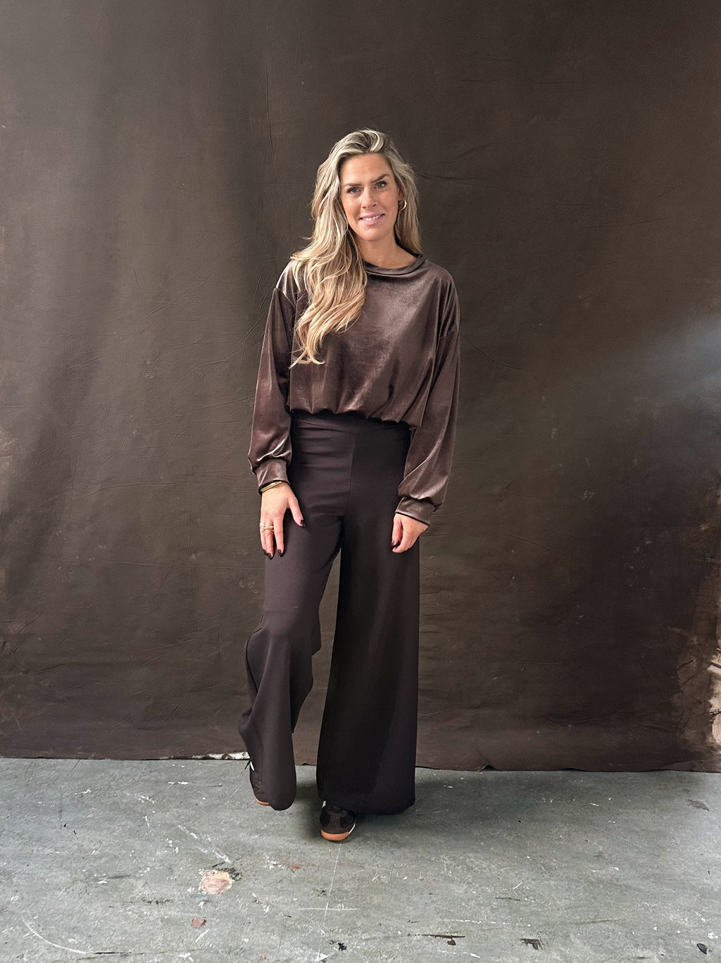 Elena stretch pants donker bruin damesbroek

2️⃣
Donker bruine stretch broek met aangesloten pasvorm

3️⃣
Comfortabele viscose elastan broek donker bruin

4️⃣ (als model zichtbaar is)
Model draagt donker bruine Elena stretch pants maat M

5️⃣ (volledige outfit)
Donker bruine stretch broek gecombineerd met knit top