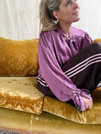 1️⃣ Mila blouse pink dames blouse met strik
2️⃣ Roze blouse met knopen en strik detail
3️⃣ Onesize roze blouse S tot L
4️⃣ Model draagt Mila blouse pink maat M
