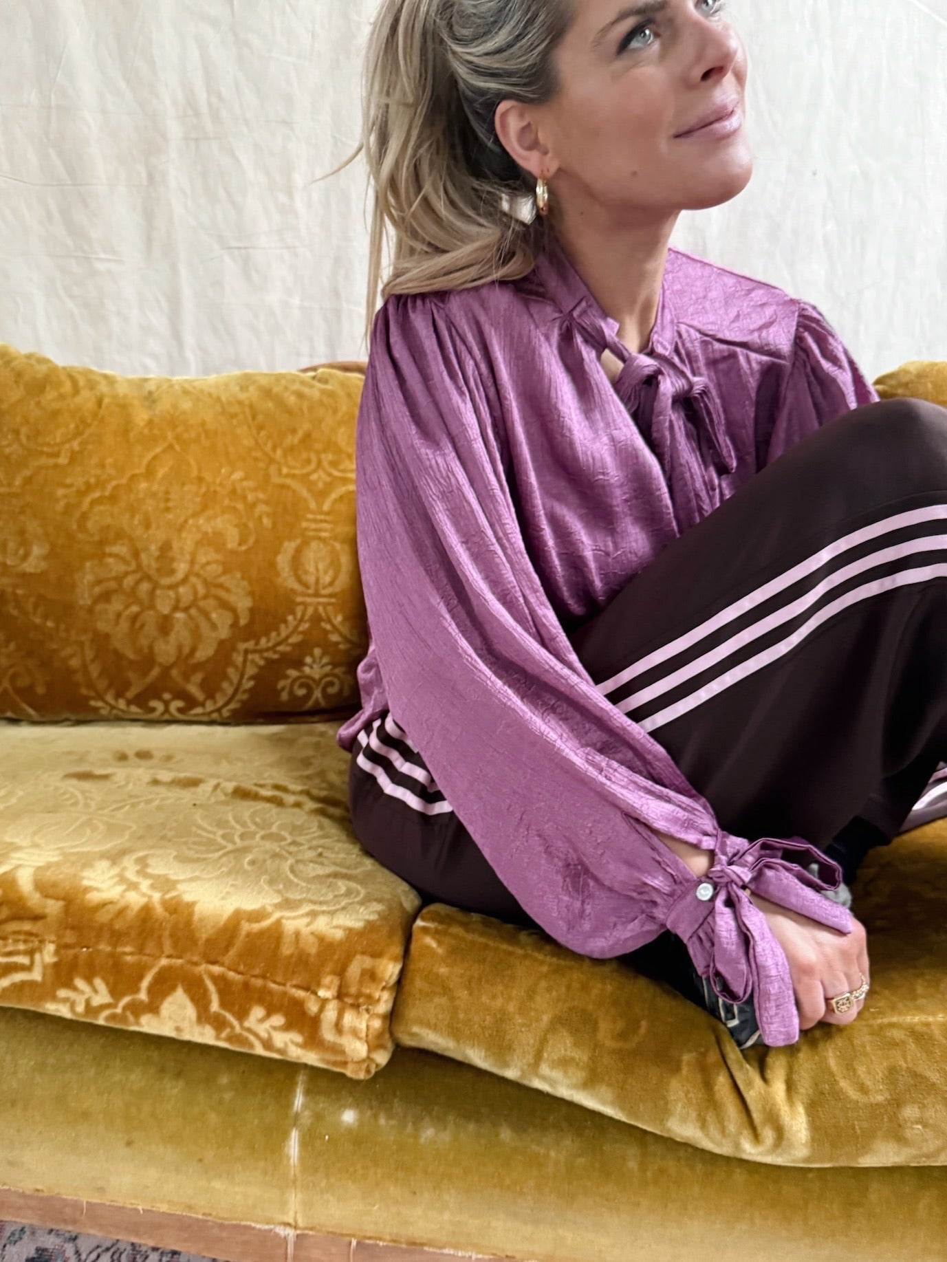 1️⃣ Mila blouse pink dames blouse met strik
2️⃣ Roze blouse met knopen en strik detail
3️⃣ Onesize roze blouse S tot L
4️⃣ Model draagt Mila blouse pink maat M
