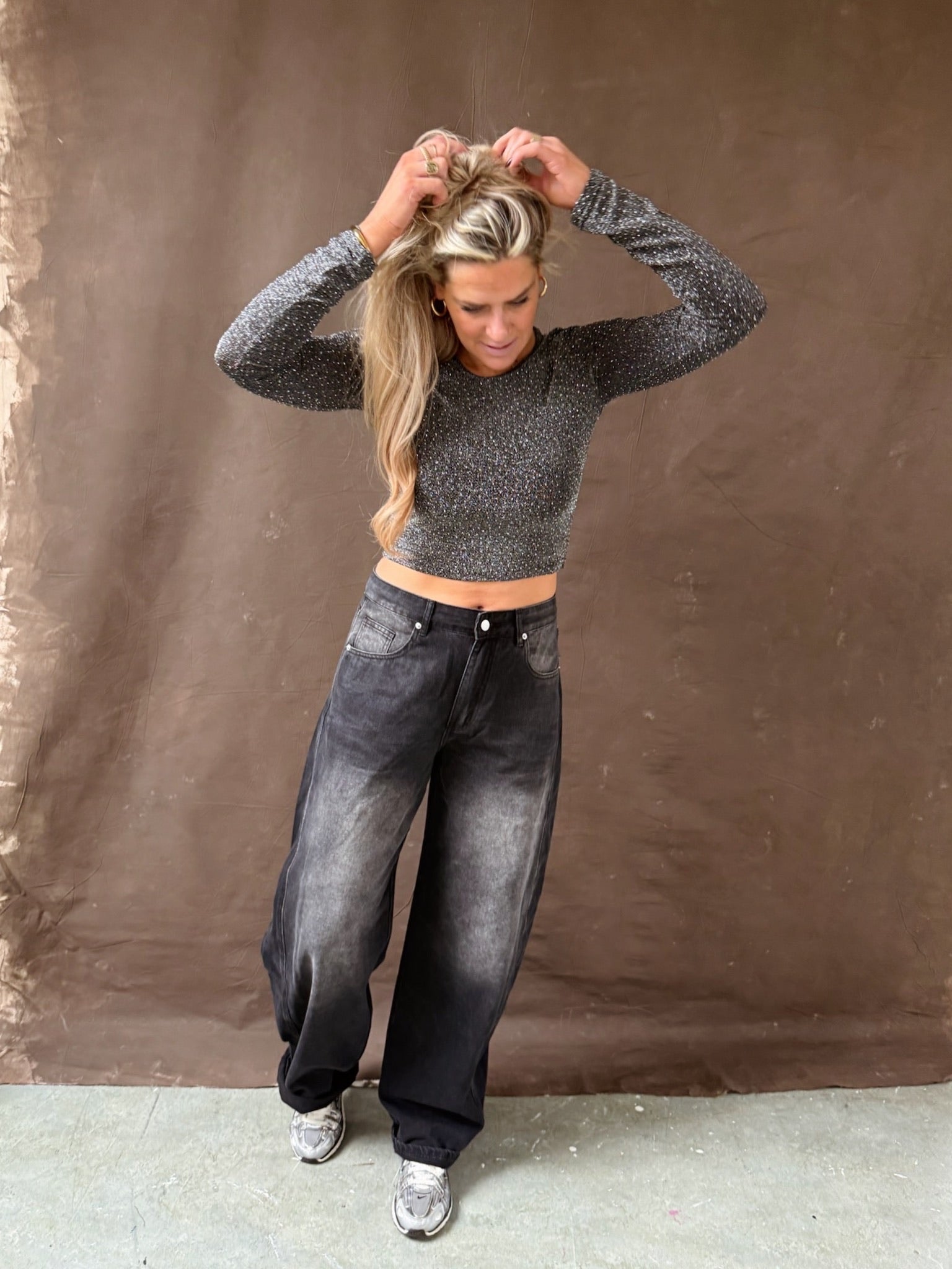 1️⃣ Nova glitter silver top dames
2️⃣ Stretch glitter top zilver XS tot M
3️⃣ Zilveren glitter top feestelijke outfit
4️⃣ Model draagt Nova glitter silver top maat M
