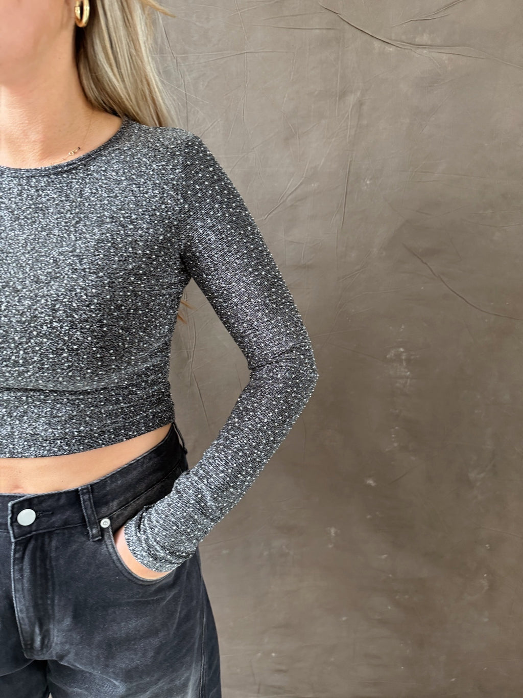 1️⃣ Nova glitter silver top dames
2️⃣ Stretch glitter top zilver XS tot M
3️⃣ Zilveren glitter top feestelijke outfit
4️⃣ Model draagt Nova glitter silver top maat M
