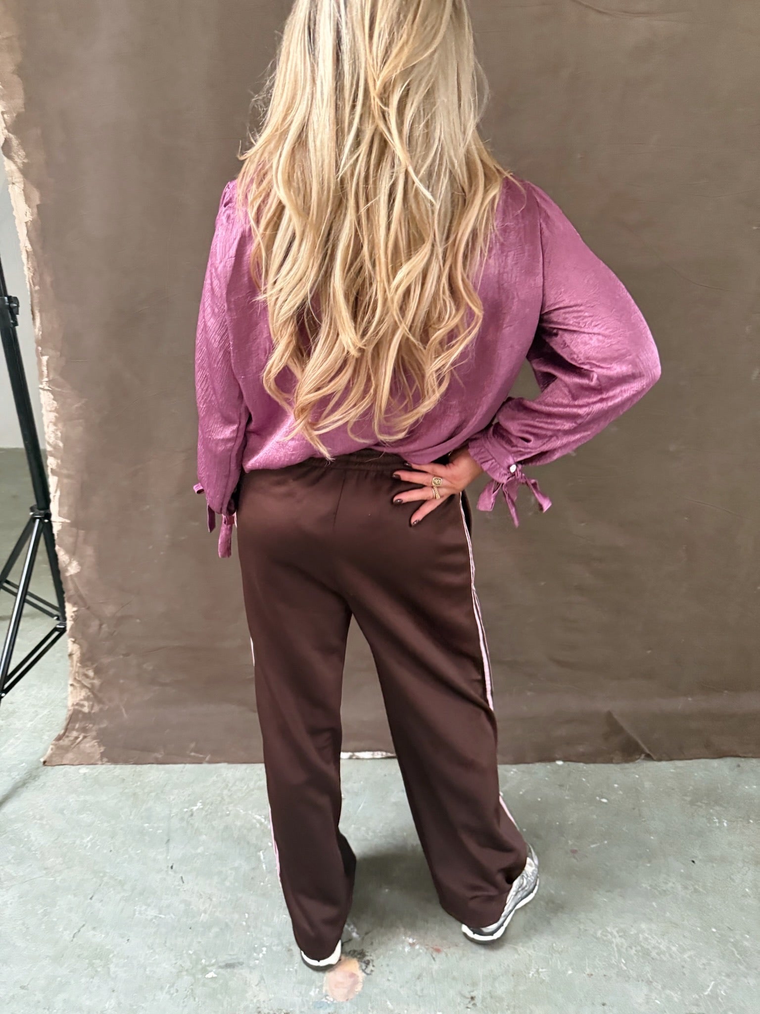 1️⃣ Mila blouse pink dames blouse met strik
2️⃣ Roze blouse met knopen en strik detail
3️⃣ Onesize roze blouse S tot L
4️⃣ Model draagt Mila blouse pink maat M
