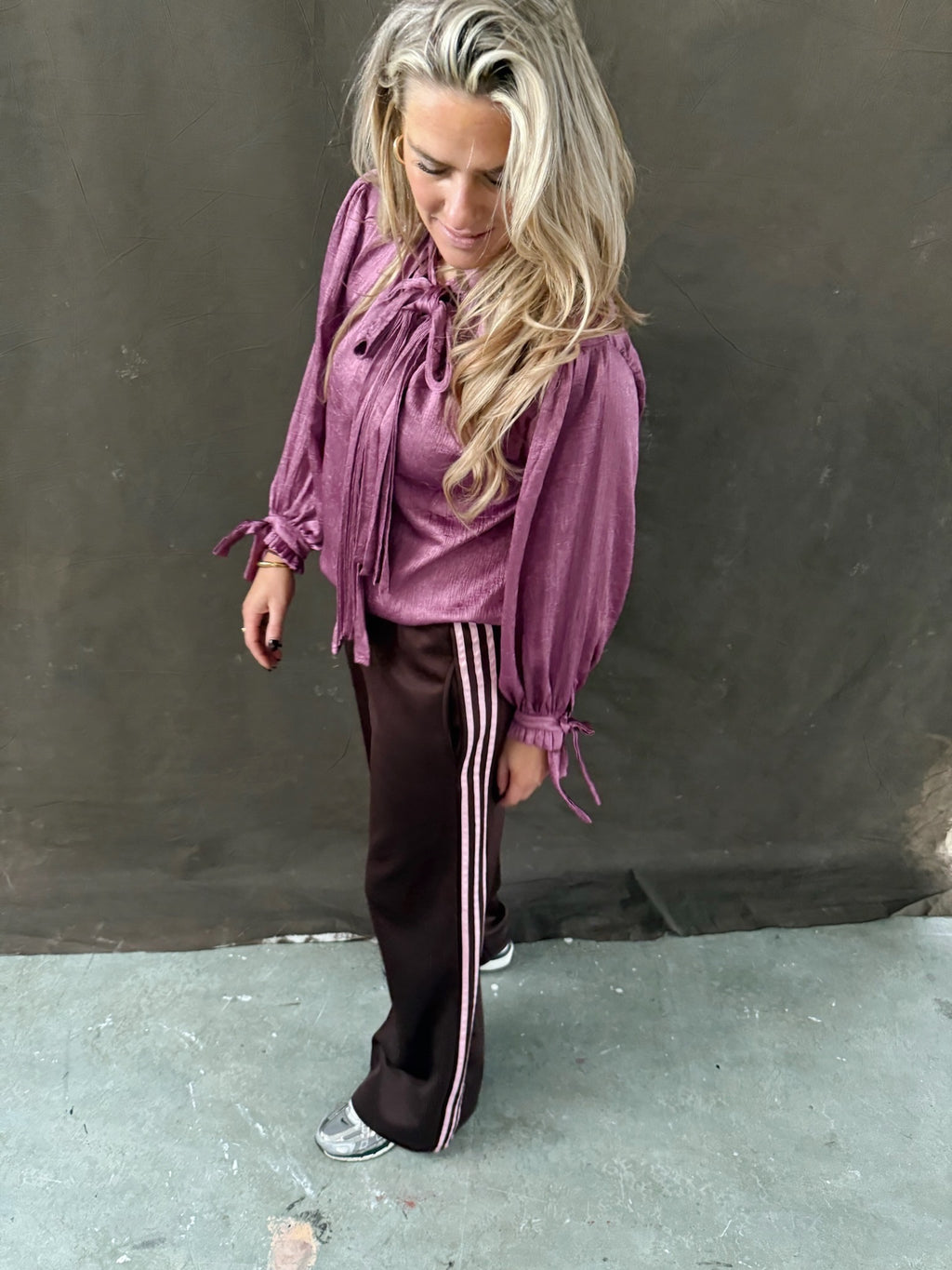 1️⃣ Mila blouse pink dames blouse met strik
2️⃣ Roze blouse met knopen en strik detail
3️⃣ Onesize roze blouse S tot L
4️⃣ Model draagt Mila blouse pink maat M
