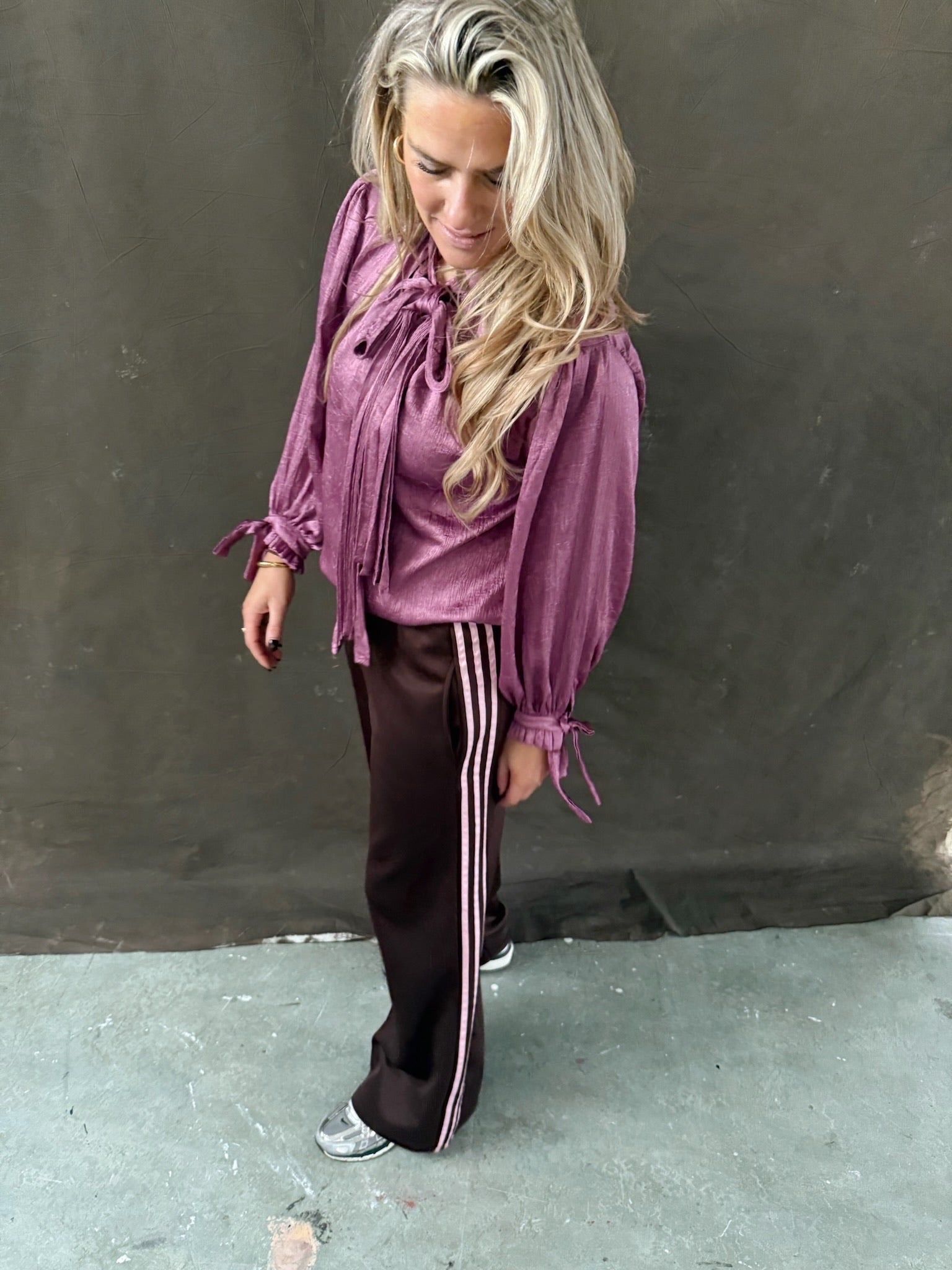 1️⃣ Mila blouse pink dames blouse met strik
2️⃣ Roze blouse met knopen en strik detail
3️⃣ Onesize roze blouse S tot L
4️⃣ Model draagt Mila blouse pink maat M
