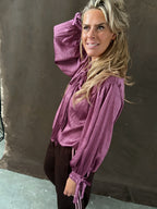 1️⃣ Mila blouse pink dames blouse met strik
2️⃣ Roze blouse met knopen en strik detail
3️⃣ Onesize roze blouse S tot L
4️⃣ Model draagt Mila blouse pink maat M
