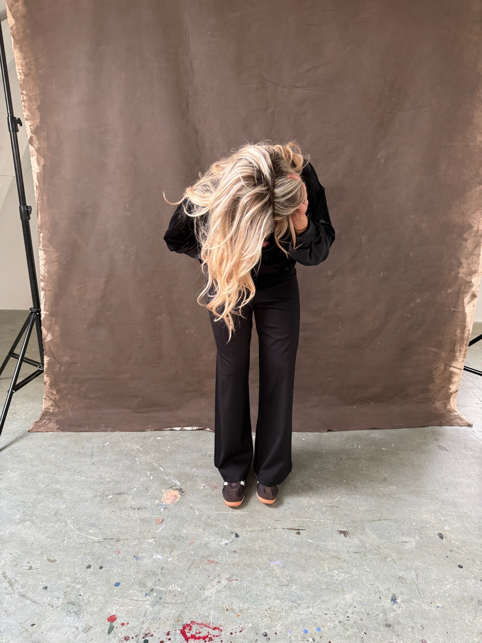 1️⃣ Elena stretch pants zwart damesbroek
2️⃣ Zwarte stretch broek aangesloten viscose elastan
3️⃣ Comfortabele zwarte damesbroek met stretch
4️⃣ Model draagt zwarte Elena stretch pants maat M