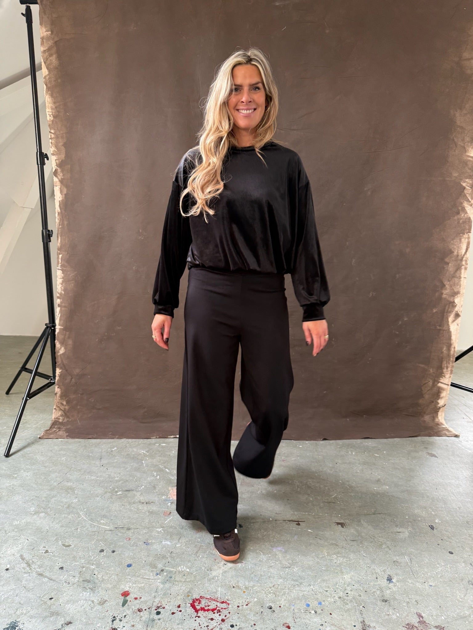 1️⃣ Elena stretch pants zwart damesbroek
2️⃣ Zwarte stretch broek aangesloten viscose elastan
3️⃣ Comfortabele zwarte damesbroek met stretch
4️⃣ Model draagt zwarte Elena stretch pants maat M