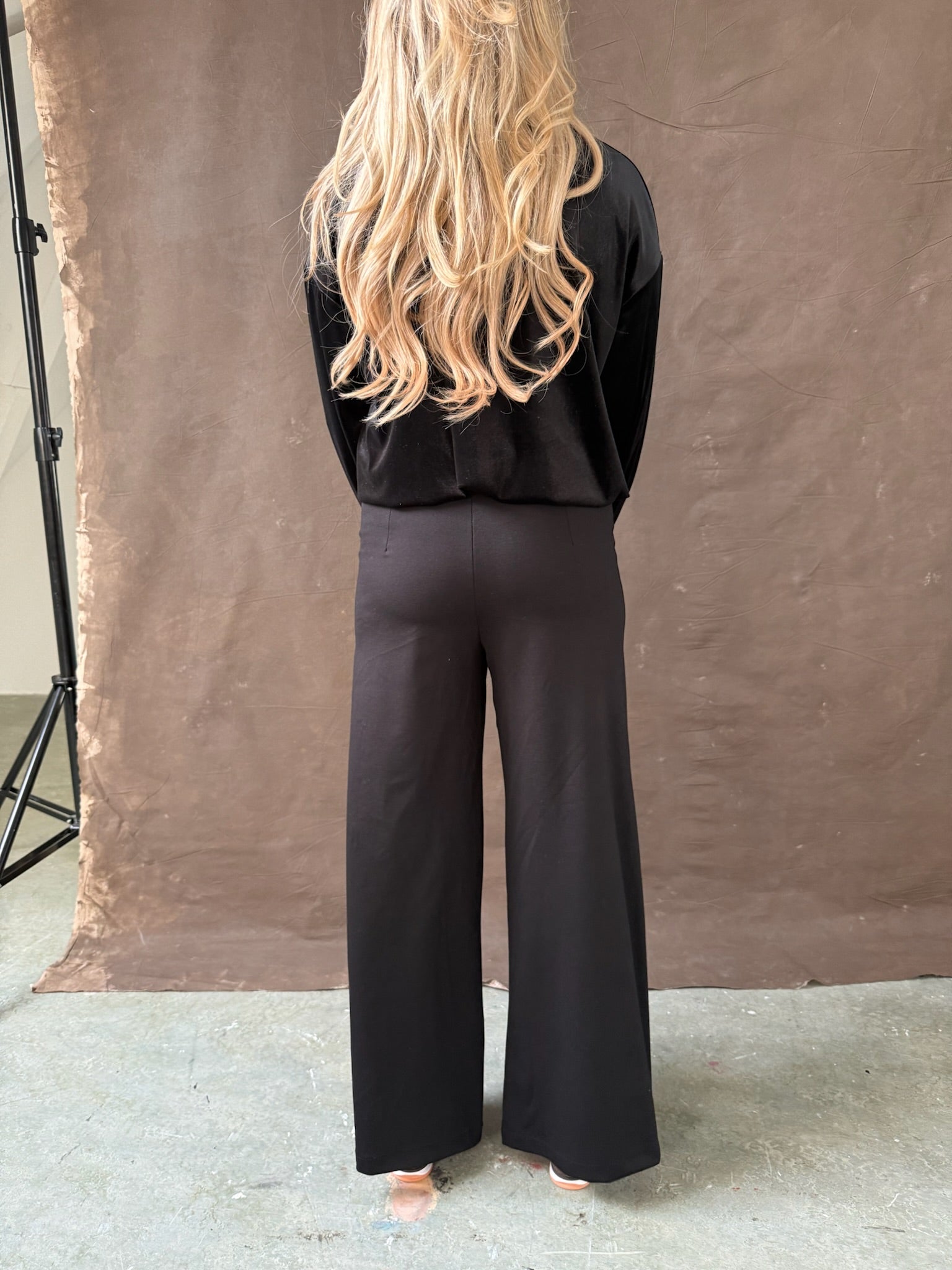 1️⃣ Elena stretch pants zwart damesbroek
2️⃣ Zwarte stretch broek aangesloten viscose elastan
3️⃣ Comfortabele zwarte damesbroek met stretch
4️⃣ Model draagt zwarte Elena stretch pants maat M