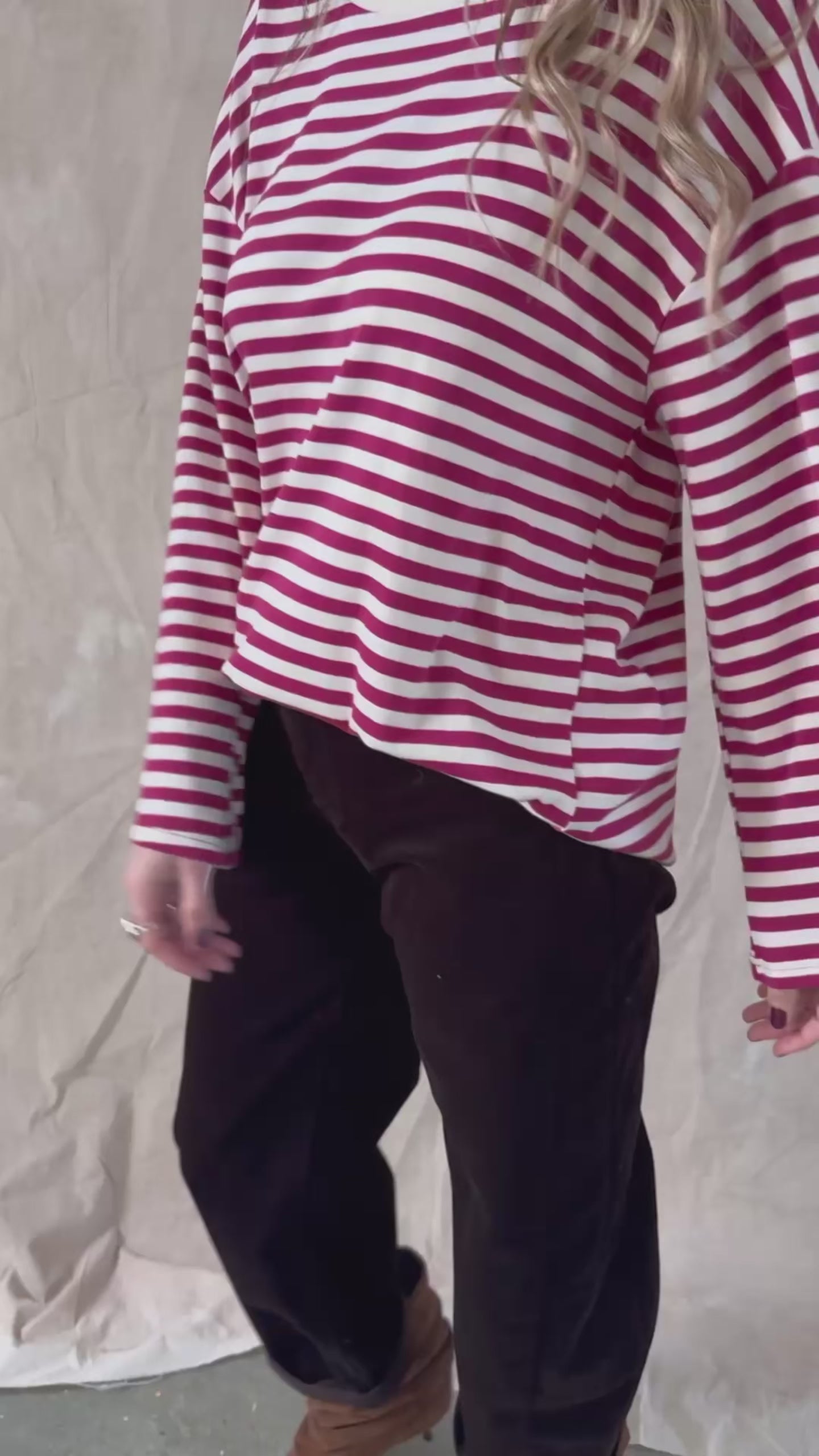 •	Anna striped longsleeve cerise met lace randje dames
	•	Oversized cerise gestreepte longsleeve met lace underskirt
