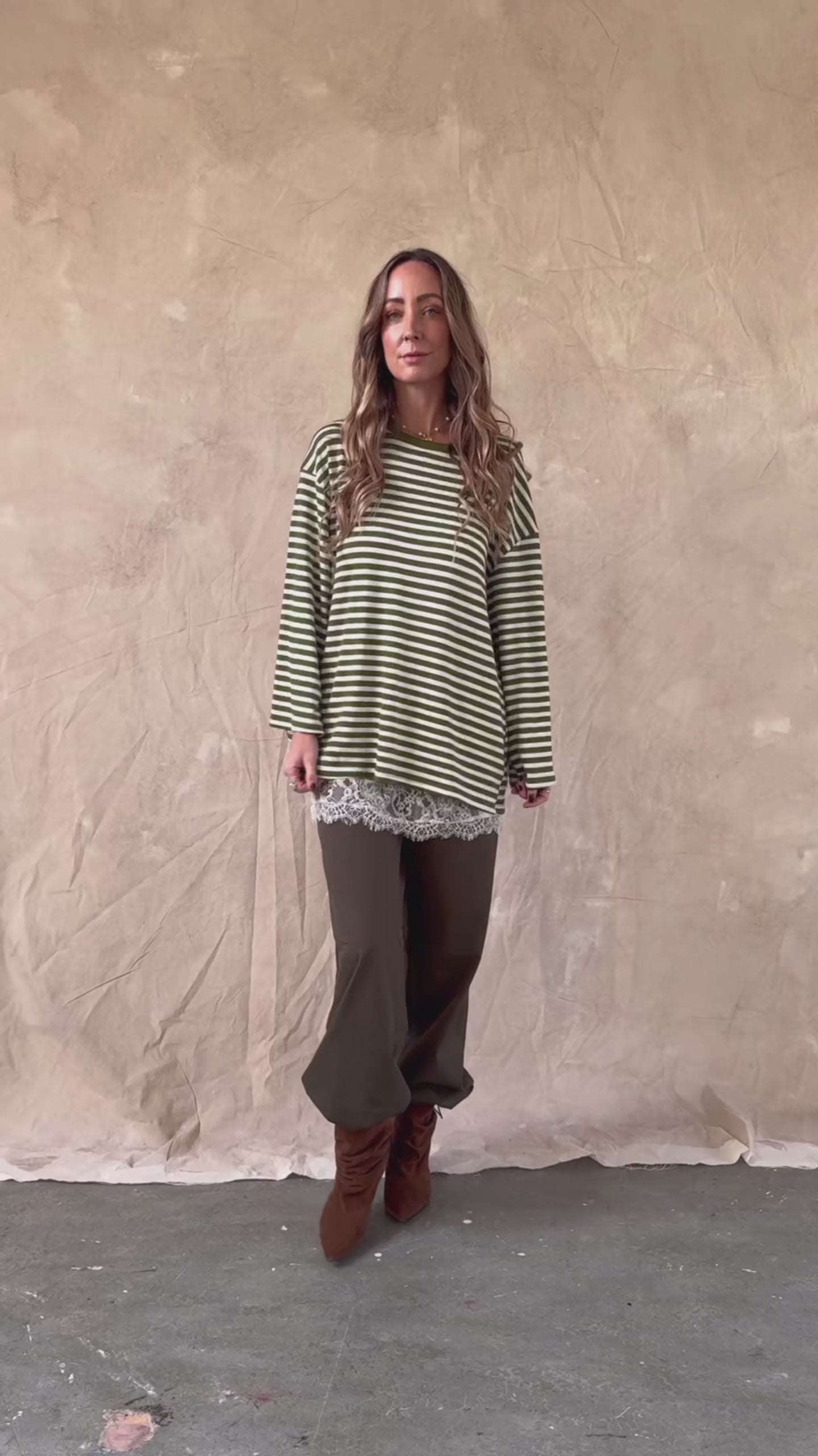 1️⃣ Anna striped longsleeve groen met lace randje dames
2️⃣ Groen gestreepte oversized longsleeve met lace underskirt
3️⃣ Anna striped longsleeve groen gestreept dames
4️⃣ Oversized streep shirt groen gecombineerd met lace
