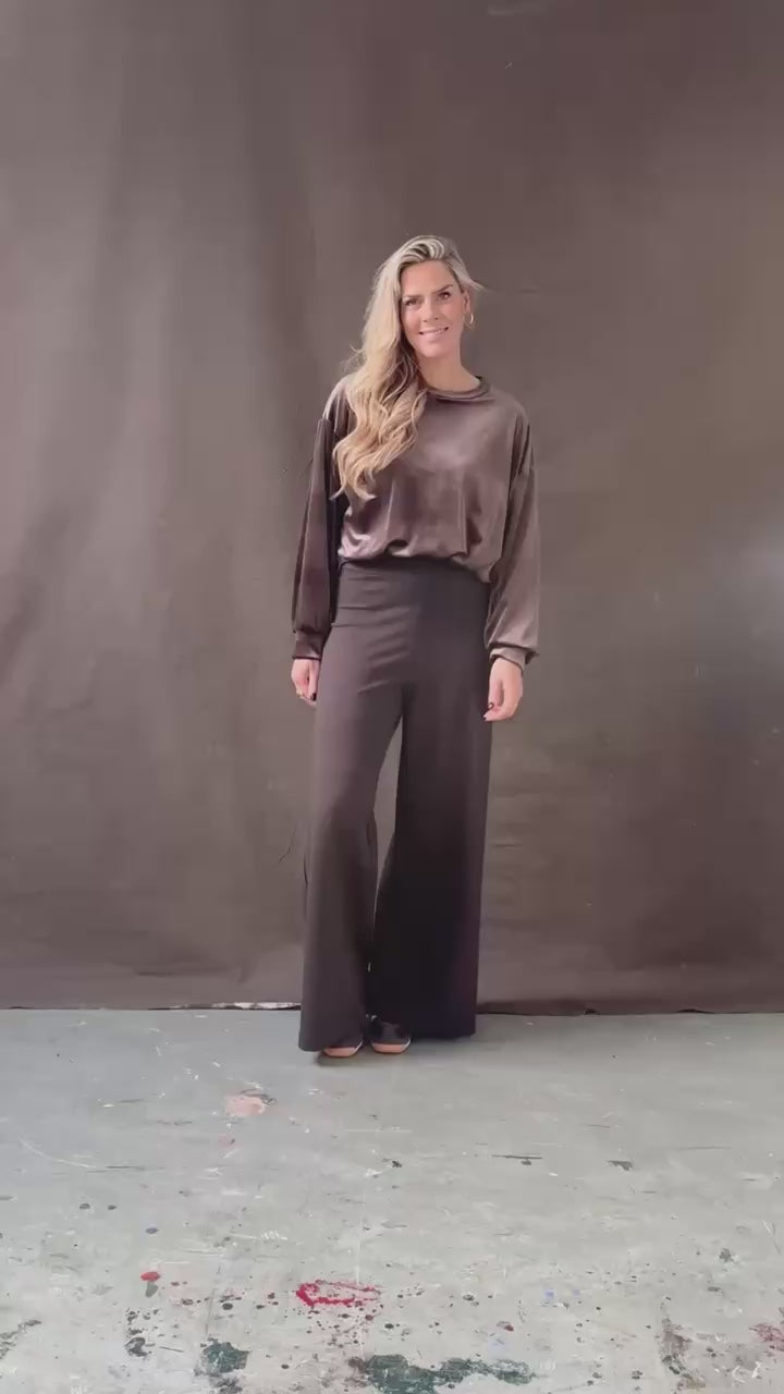 Elena stretch pants donker bruin damesbroek

2️⃣
Donker bruine stretch broek met aangesloten pasvorm

3️⃣
Comfortabele viscose elastan broek donker bruin

4️⃣ (als model zichtbaar is)
Model draagt donker bruine Elena stretch pants maat M

5️⃣ (volledige outfit)
Donker bruine stretch broek gecombineerd met knit top